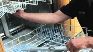 lave vaisselle qui fuit par la porte