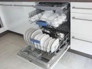 porte de lave vaisselle qui s'ouvre pendant lavage